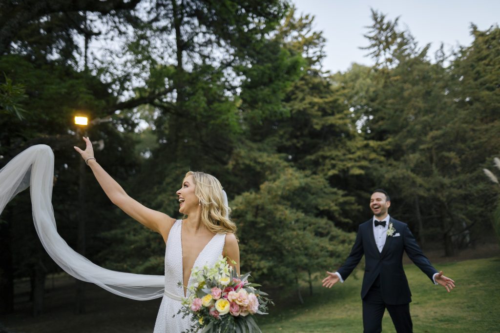 Pareja feliz en una boda al aire libre.