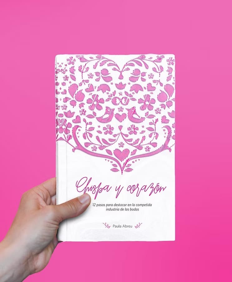 Libro 'Chispa y corazón' portada rosa romántica.