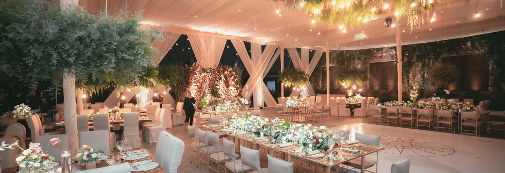 Decoración elegante para banquete de bodas al aire libre.
